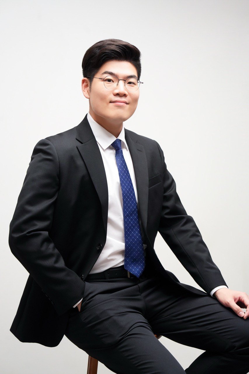 Dr. Mark Kwon seated for a portrait.